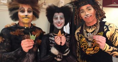 The cast of Cats NZ showing support for Lauren backstage